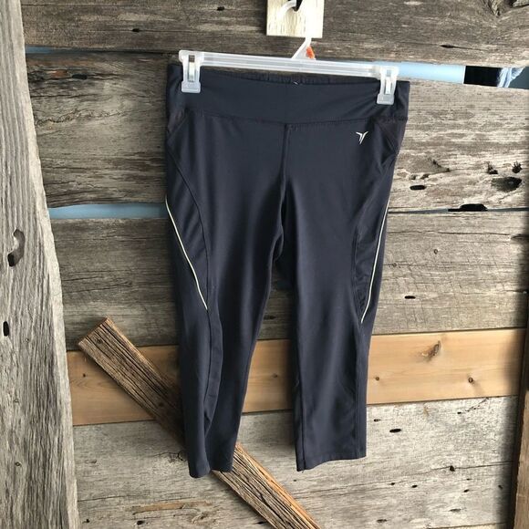 Old navy size med grey activewear capris - Picture 1 of 4